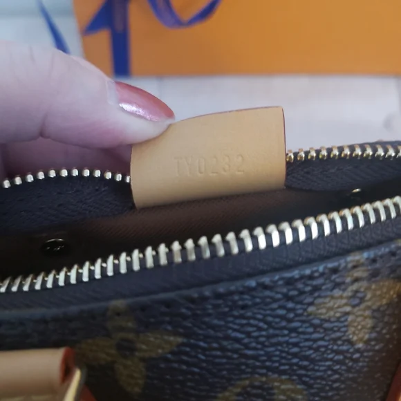 LV 2022 Nano Speedy model w/ detachable strap - Picture 9 of 16